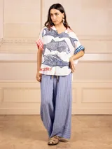 Pantalón palazzo con estampado de rayas verticales finas y detalle en el bajo. Tiene elástico en la cintura.