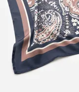 Pañuelo cuadrado de chiffon liviano con diseño estampado de estilo paisley en tonos azul marino, rosa y blanco.