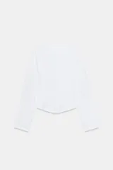 Camiseta blanca de manga larga con corte slim fit, cuello redondo y mangas ranglán. El bajo es redondeado.