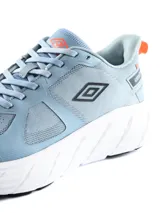 Championes deportivos Umbro modelo Bram, color negro con suela gruesa gris y cordones tono sobre tono.