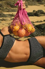 Conjunto de bikini plateado brillante con top cuadrado de breteles regulables y bombacha de tiro alto con collareta negra a contratono.