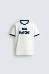 Camiseta de corte regular con cuello redondo y mangas cortas con ribetes en contraste de color. Presenta una estampa frontal con la frase 'TOO MATCH!!' en tipografía destacada.