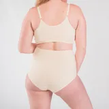 Bombacha clásica de tiro alto color beige, confeccionada en algodón elastizado.