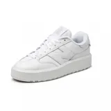 Championes New Balance modelo CT302 de diseño urbano, con plataforma alta y capellada de cuero blanco. Presenta el logo N característico en los laterales y una suela de goma robusta.