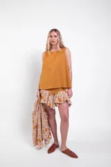 Musculosa de algodón color mostaza, con cuello redondo y diseño clásico holgado, con cierre de botones en la espalda.