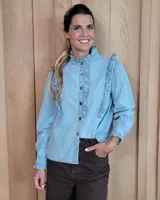 Camisa de denim negro con cuello alto, cierre frontal de botones y detalles de volados en el frente y puños.