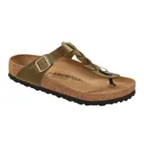 Sandalia tipo ojota Birkenstock modelo Gizeh con diseño de tira trenzada en el empeine, confeccionada en cuero color verde oliva. Cuenta con plantilla anatómica de corcho y suela de goma antideslizante.