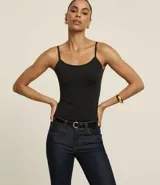 Musculosa básica de poliamida color rosa claro, con breteles finos y escote redondo.