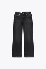 Pantalón de jean negro de tiro bajo, corte wide leg y largo hasta el tobillo. Tiene cinco bolsillos, cierre frontal con cremallera y botón metálico.