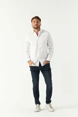 Camisa blanca de hombre, de corte slim, con cuello italiano y logo bordado.