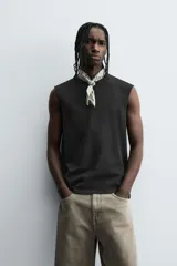 Musculosa gris de corte holgado con cuello redondo y sisa ancha.