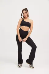 Top deportivo negro asimétrico con un solo tirante ancho, confeccionado en tejido Compress con protección UV50+ y fibras biodegradables.