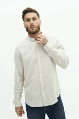 Camisa de lino con cuello mao y fit semi slim.