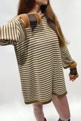 Vestido corto tejido a rayas horizontales color marrón y beige, de manga larga y cuello redondo.