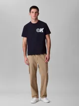 Remera Calvin Klein azul marino de manga corta y cuello redondo, con estampado del monograma 'CK' en grande sobre el pecho.