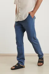 Pantalón de corte recto, color azul marino, confeccionado en 50% algodón y 50% lino.