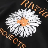 Canguro negro con capucha y bolsillo delantero, con estampado de margarita y texto en color naranja.