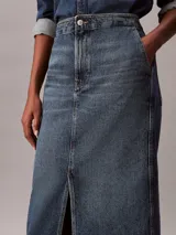 Falda midi de denim azul de talle alto, con diseño carpenter, cierre frontal de botón y cremallera, bolsillos y abertura central delantera.