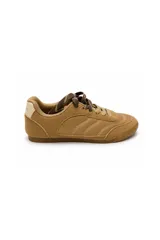 Zapatilla urbana de mujer en color tostado, confeccionada en una combinación de gamuza sintética y material efecto cuero. Cuenta con cordones planos en tonos marrones y suela de goma flexible.