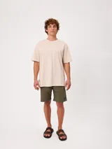 Remera Rusty de manga corta y cuello redondo, corte holgado (loose fit), confeccionada en 100% algodón.