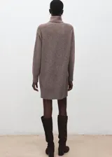 Vestido corto de punto con cuello vuelto y manga larga, de diseño recto y holgado.