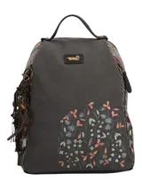 Mochila de tela color gris oscuro con bordado floral en la parte inferior derecha del frente. Los laterales y la parte superior presentan un diseño patchwork multicolor. Incluye un llavero colgante con flecos y dijes. Tiene un asa superior, cierre de cremallera en el compartimento principal, bolsillos laterales, bolsillo trasero y bolsillo interior, todos con cierre. Las correas de hombro son ajustables.