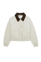 Campera acolchada corta color beige, con cuello de pana en contraste color marrón. Cuenta con cierre frontal de cremallera y botones a presión, bolsillos laterales, y puños y bajo elásticos.