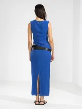 Top azul eléctrico con textura plisada, sin mangas, con corte asimétrico en la cintura y espalda descubierta.