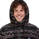 Canguro de sherpa con estampado geométrico en tonos marrones y negros. Presenta cuello alto con medio cierre frontal, capucha con cordones ajustables, bolsillo tipo canguro delantero y puños elásticos.