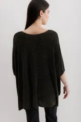 Sweater negro con lurex dorado, escote en V y corte holgado.