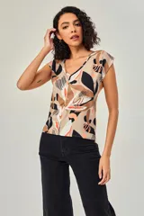 Blusa de poliéster sin mangas, con cuello en V y estampado abstracto multicolor en tonos beige, marrón, negro y naranja.