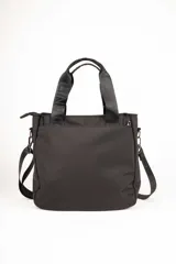 Cartera negra con asas fijas y correa regulable y desmontable con el logo de la marca. Cuenta con tres bolsillos externos, dos delanteros y uno trasero. En su interior tiene dos bolsillos adicionales.