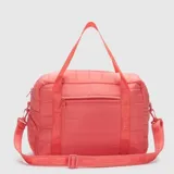 Bolso deportivo Bubba de diseño acolchado en color coral. Cuenta con compartimento principal con cierre, bolsillo frontal con cierre, correas de mano y correa ajustable extraíble con logo grabado. Incluye compartimento lateral para calzado.