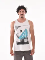 Musculosa blanca con estampado de una foto en blanco y negro con un triángulo azul y texto.