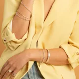 Pulsera de cadena estilo Singapur confeccionada en plata 925, con diseño de eslabones entrelazados que ofrecen un acabado brillante y delicado.