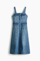 Vestido midi de denim de algodón con breteles anchos, escote cuadrado, botonadura frontal y múltiples bolsillos con solapa. Presenta un cuerpo entallado y falda acampanada con costuras visibles.