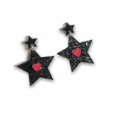 Par de aros colgantes con forma de estrella rosa con glitter y corazón rojo en el centro. Cuentan con un dije superior en forma de corazón celeste.