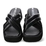 Sandalias negras con plataforma y tiras acolchadas cruzadas.