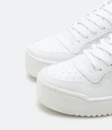 Championes blancos de caña baja con cordones, recortes laterales, puntera redonda y suela texturizada de 4cm de altura.