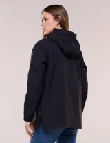 Gabardina estilo parka impermeable de color beige, con capucha fija con cordón ajustable, cierre frontal oculto con broches y bolsillos laterales.