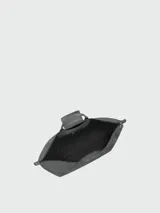 Bolso de viaje de gran tamaño, modelo Le Pliage One de Longchamp, en color marrón. Presenta el diseño icónico de la marca con solapa de cuero, asas cortas y cierre de cremallera superior.