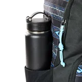 Mochila Rip Curl Evo de 24 litros, color negro con estampado tribal en tonos azules y grises. Cuenta con un compartimento principal, un bolsillo frontal con cierre y un bolsillo lateral de malla para botella. El logo de Rip Curl está estampado en azul en la parte superior.