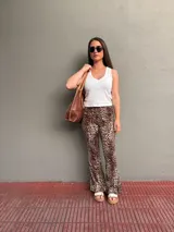 Cinto marrón con textura símil cuero, argollas plateadas y lazos de ajuste.