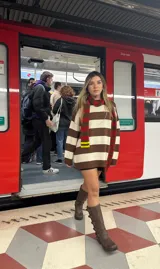 Bufanda tejida a rayas horizontales en tonos marrón, beige y rojo.