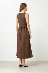 Vestido midi marrón con corte a la cintura, parte superior tipo musculosa y falda amplia.