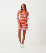 Minifalda tejida a crochet con rayas horizontales de colores contrastantes.