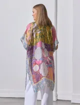 Kimono de poliéster con estampado patchwork en tonos amarillo, rosa, violeta, naranja y azul. Presenta motivos florales y geométricos.