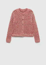 Chaqueta de punto con diseño calado y jaspeado en tonos rojizos y dorados. Presenta cuello redondo, cierre frontal con botones metálicos y mangas largas con terminaciones de canalé.