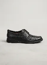 Zapato de vestir tipo derby, confeccionado en cuero legítimo color marrón oscuro, con cordones al tono, costuras reforzadas y suela de goma negra.