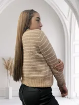 Sweater beige con rayas horizontales blancas, cuello alto y mangas largas.